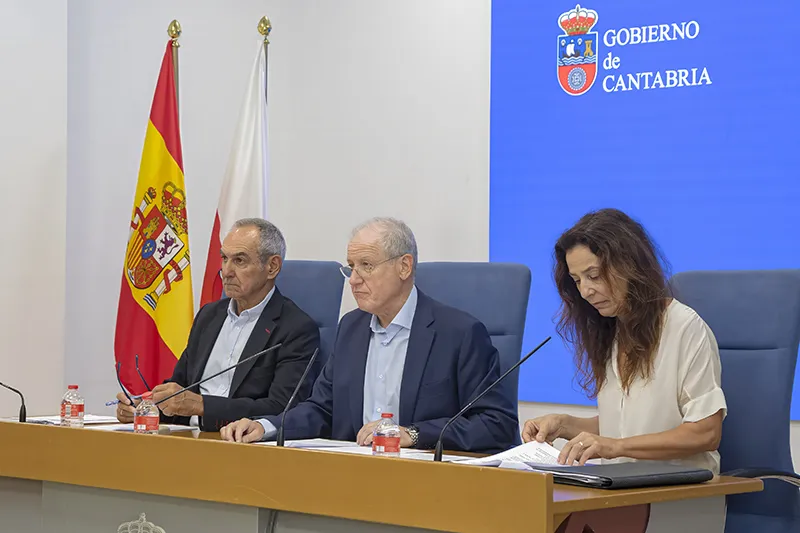 El consejero de Industria, Eduardo Arasti, en la comparecencia a los medios acompañado del director general de Industria, José Luis Ceballos y Marta Rodríguez, de Sodercan (FOTO: Emma Portillo)
