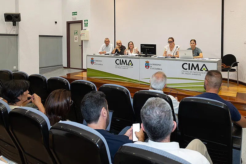 La consejera Isabel Urrutia durante la celebración de la reunión en el CIMA (Torrelavega). Foto: Patricia Pereda