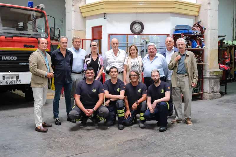Momento de la visita de la consejera a la sede de los Bomberos Voluntarios de Santander. FOTO: Raúl Lucio
