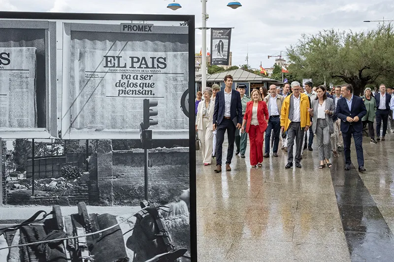 La consejera Isabel Urrutia durante su visita a la exposición 'Momentos'. (Foto: José Cavia)