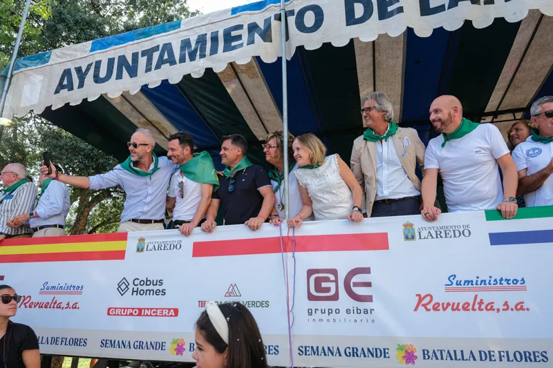 Isabel Urrutia y Sergio Silva disfrutan de la Batalla de Flores de Laredo junto al alcalde del municipio, otras autoridades y los homenajeados. (Foto: Raúl Lucio)