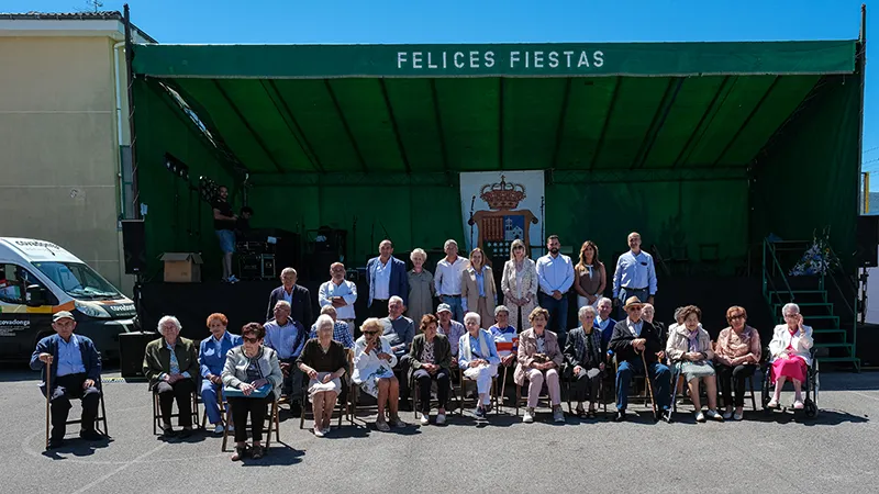  Isabel Urrutia acompaña a los vecinos de Campoo de Enmedio en la celebración de su día grande