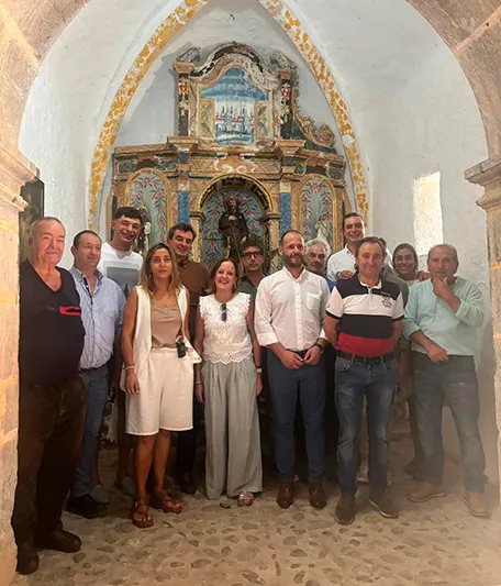 La consejera de Presidencia en la ermita de Vendejo, en Pesaguero. (Foto: Oficina de Comunicación)