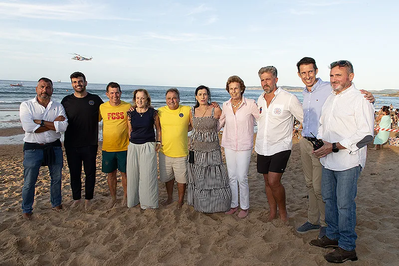 La consejera de Presidencia, Isabel Urrutia, junto con el homenajeado, José Abascal, la alcaldesa de Santander, Gema Igual, y los prpesidentes de la federaciones Regional y Española de Salvamento y Socorrismo, Juan Manuel Gómez Fernández-Cavada y Samuel Gómez, respectivamente. (Foto: Patricia Pereda),