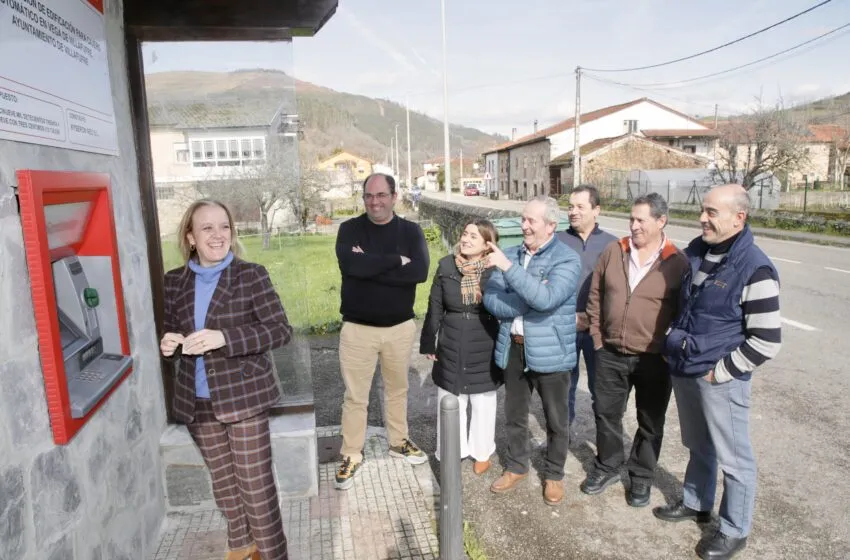 Imagen de archivo de la consejera Urrutia junto al cajero automático instalado en Villafufre (FOTO: Oficina de Comunicación)