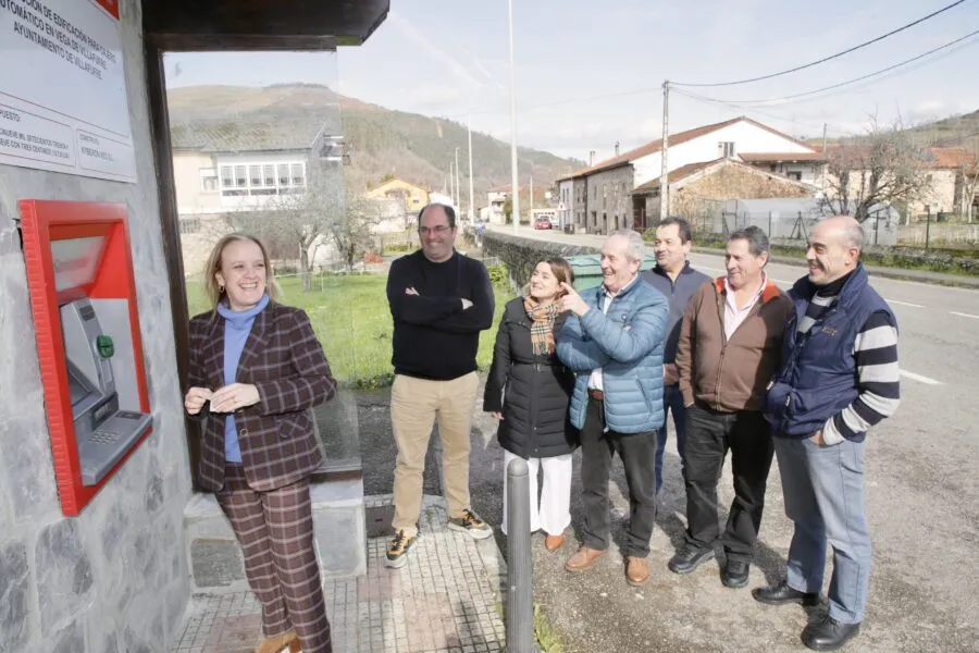 Imagen de archivo de la consejera Urrutia junto al cajero automático instalado en Villafufre (FOTO: Oficina de Comunicación)