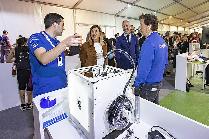 Imagen de archivo de la presidenta Buruaga y el consejero de Educación, Sergio Silva, en una visita a las Cantabria Skills de FP (Oficina de Comunicación)