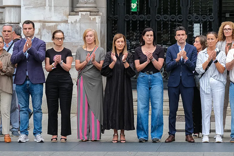 La presidenta de Cantabria, María José Sáenz de Buruaga, junto al resto de autoridades en la concentración de la Plaza del Ayuntamiento de Santander (FOTO: Raúl Lucio)