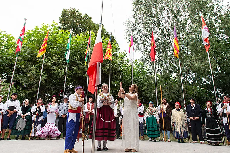 Buruaga iza la bandera de Cantabria en el Parque Municipal Conde San Diego de Cabezón de la Sal (FOTO: Patricia Pereda)