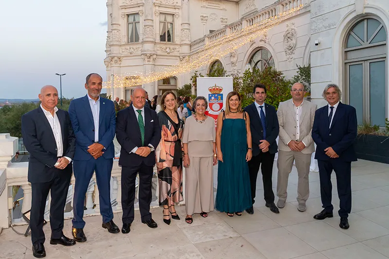 La presidenta de Cantabria junto a los premiados en la edición de este año. (Foto: Miguel López)