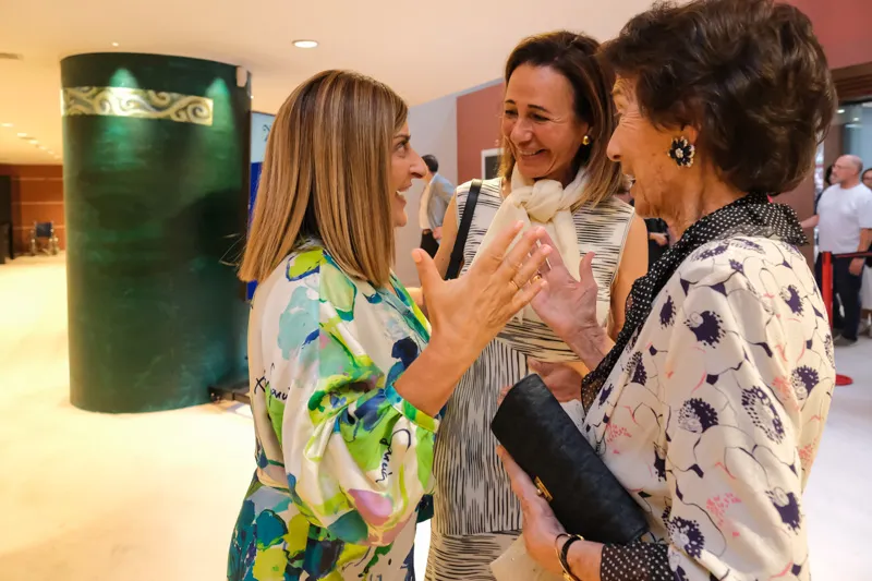 La presidenta Saénz de Buruaga junto con Paloma O´Shea y Ana Botin en la jornada inaugural del FIS. (Foto: Raúl Lucio)