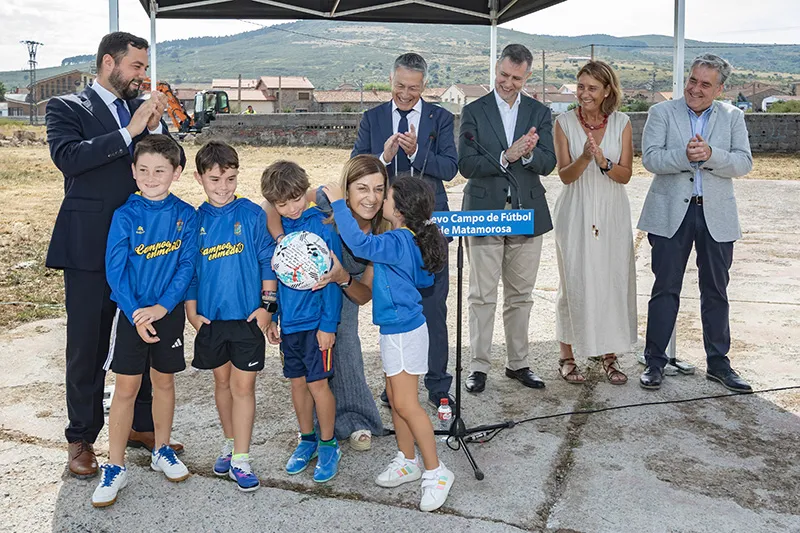 La presidenta recibe un balón dedicado de manos de una joven deportista de la club deportivo Campoo de Enmedio, en presidencia del consejero, el alcalde, el presidente de la Junta Vecinal y los directores generales (FOTO: José Cavia)