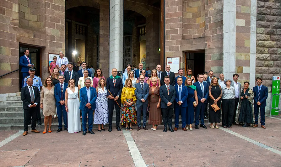 La presidenta y el resto de autoridades en la conmemoración de la festividad de la patrona de Torrelavega. (Foto: Miguel López)