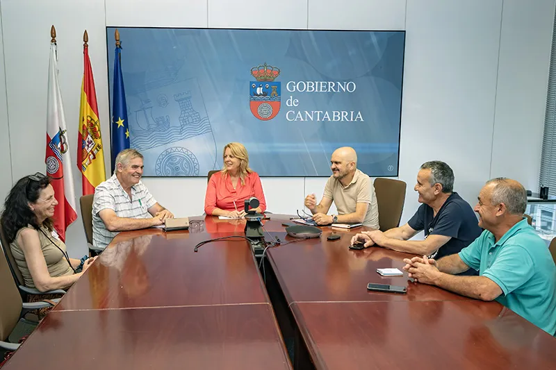 La consejera mantiene una reunión con el alcalde de Solórzano y miembros de la Corporación. (Foto: Gobierno de Cantabria).