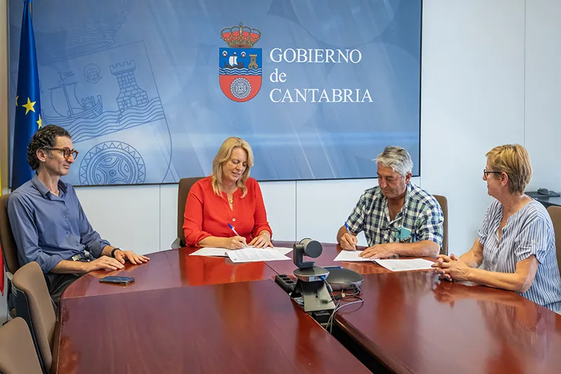 La Consejería durante la rubrica del convenio. (Foto: Jose Cavia)..
