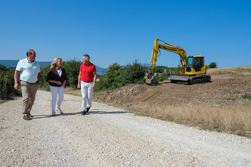 La consejera visita la primera fase de la concentración parcelaria de Campoo de Enmedio. (Foto: Raúl Lucio).