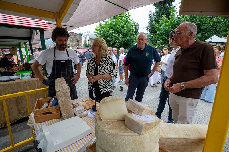 La consejera de Desarrollo Rural en uno de los stands de la feria del queso de Pesquera. (Foto: Miguel López)