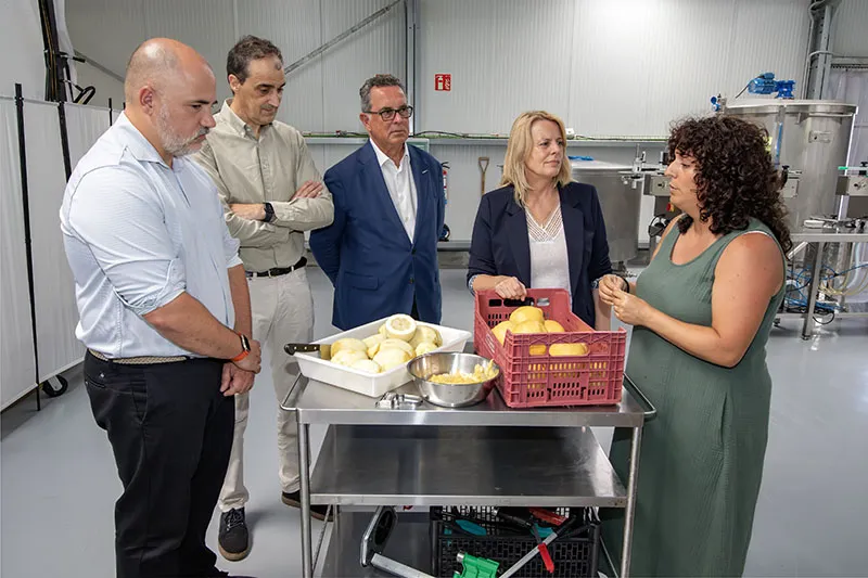 La consejera visita la Flor del Limón, en Novales. (Foto: José Cavia).
