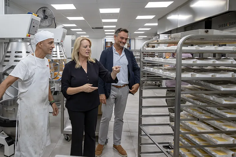 La consejera Susinos, en las instalaciones de Los Pasiegos de Diego (Foto: José Cavia)