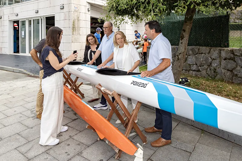 La consejera comprueba uno de los equipamientos del equipo deportivo Piragüismo Limpias (Foto: José Cavia)