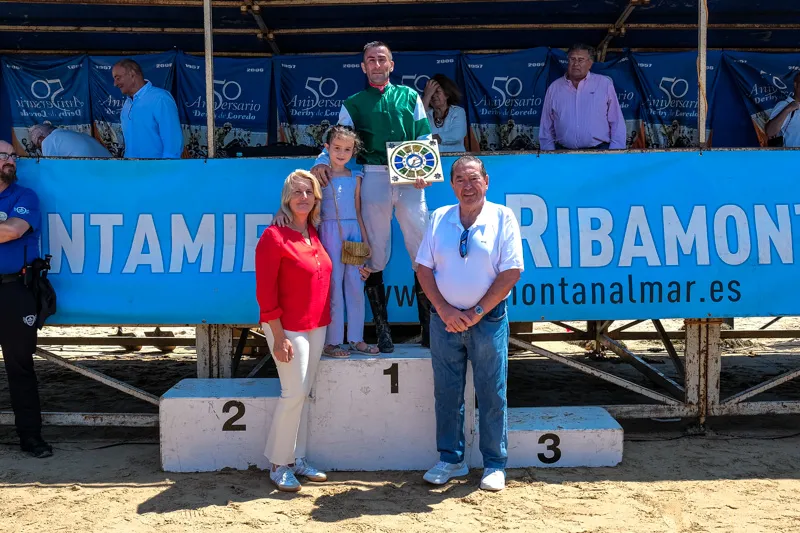 La consejera de Desarrollo Rural, María Jesús Susinos, junto al alcalde pedáneo de Loredo, José Antonio Lastra y el ganador de esta edición (FOTO: Raúl Lucio)
