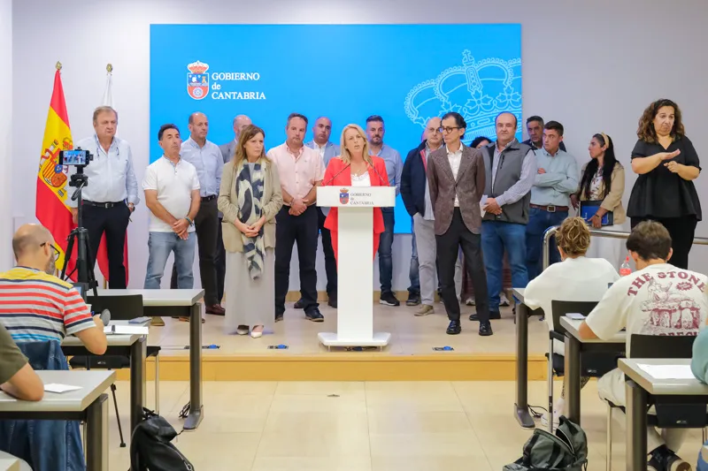La consejera, acompañada por la directora general de Desarrollo Rural, el director general de Ganadería y representantes del sector. (Foto: Raúl Lucio).