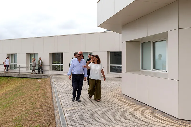 César Pascual y Leticia López, durante el recorrido por los exteriores del centro de salud de Cazoña, recién reformado (Foto: Miguel de la Parra)