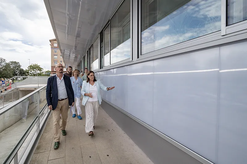 César Pascual y Leticia López, durante el recorrido por los exteriores del centro de salud La Maruca (en Los Castros), recién reformado (Foto: José Cavia)