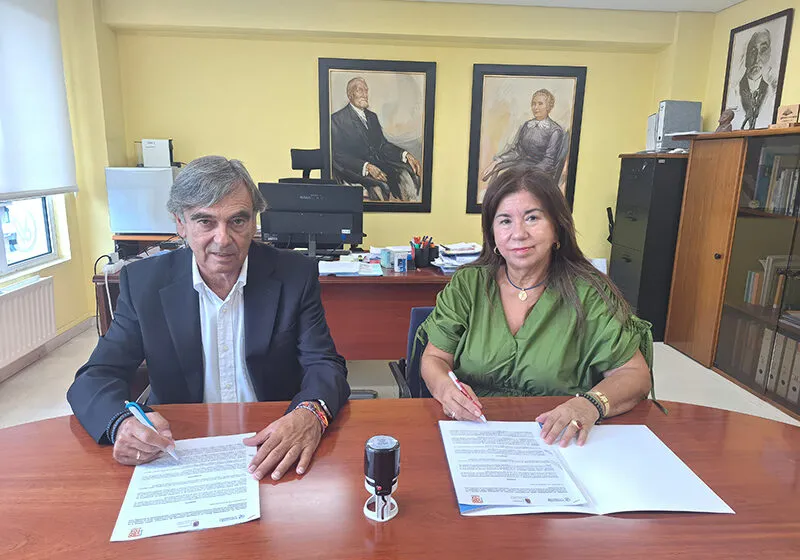 José Francisco Díaz y Eloisa Velarde durante la firma del convenio (Foto: Gobierno de Cantabria)