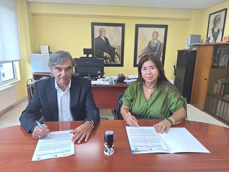 José Francisco Díaz y Eloisa Velarde durante la firma del convenio (Foto: Gobierno de Cantabria)