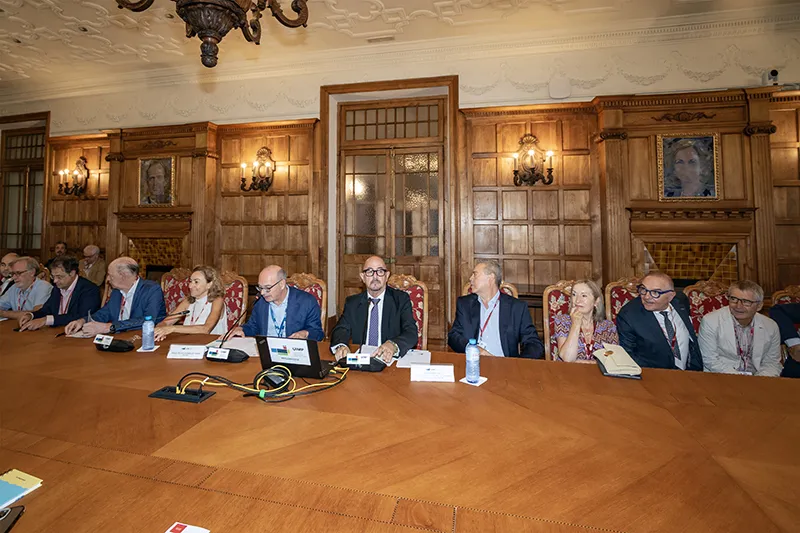 César Pascual dirigiendo el Encuentro sobre Políticas Sanitarias y Estado de las Autonomías en la UIMP (Foto: José Cavia)