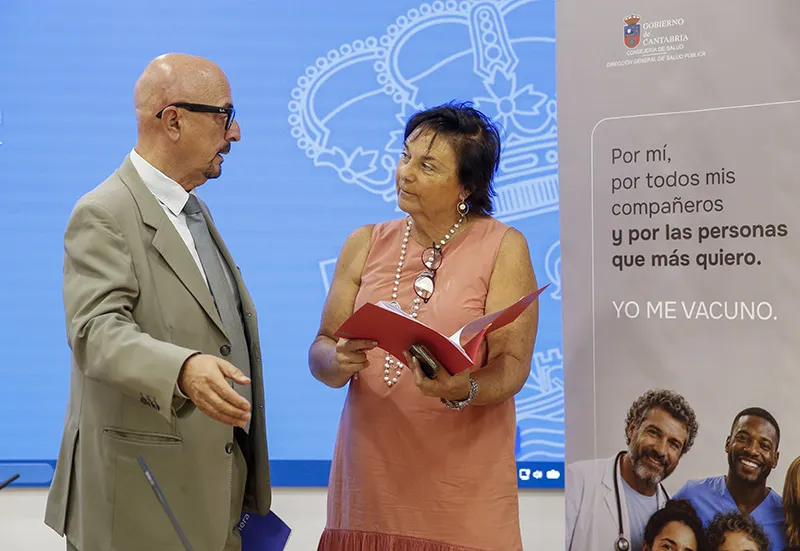 Pascual y Frutos, frente a una de las imágenes de la campaña, momentos antes de su presentación oficial en rueda de prensa (Foto: Lara Revilla)