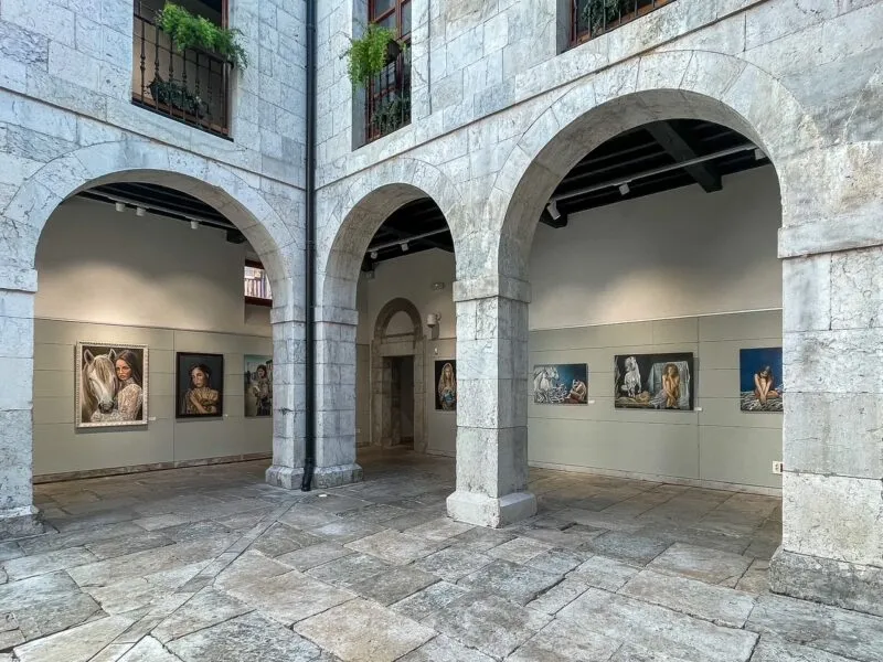 Noticias de Cantabria | El Cántabro | El Espolón acoge tres nuevas exposiciones para pasear por la naturaleza, el realismo y la memoria histórica 