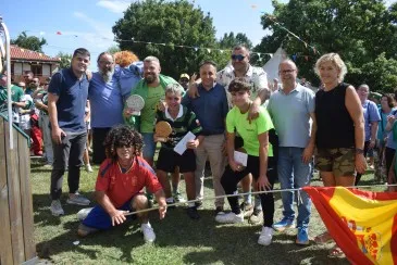  Los integrantes de ‘Cada loco con su peña’, ganadores de la I Carrera de ‘autos locos’ de las Fiestas de la Virgen de Valencia