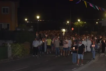 Noticias de Cantabria | El Cántabro | La Procesión de la luz, que bate por tercer año consecutivo su récord de asistentes, acompaña a la Virgen de Valencia desde el Santuario hasta la Iglesia de San Vicente