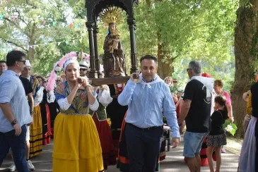  Piélagos teje un manto de flores a su patrona, la Virgen de Valencia, en la víspera de su día grande