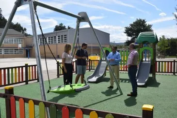 Piélagos invierte 30.000 euros en la construcción de una nueva zona de juego infantil en el patio del CEIP El Mimbral de Renedo