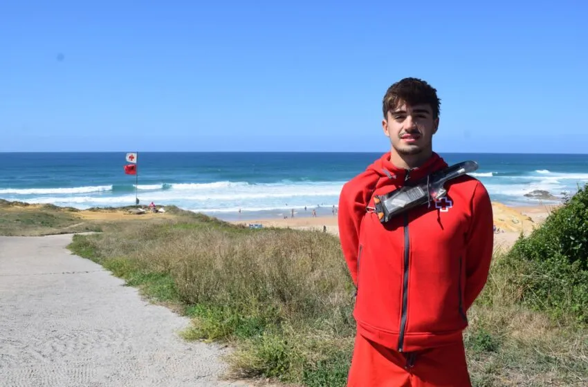  Miguel Sanz, socorrista en la playa de Canallave: “el año que viene repito y los posteriores ya se irá viendo”