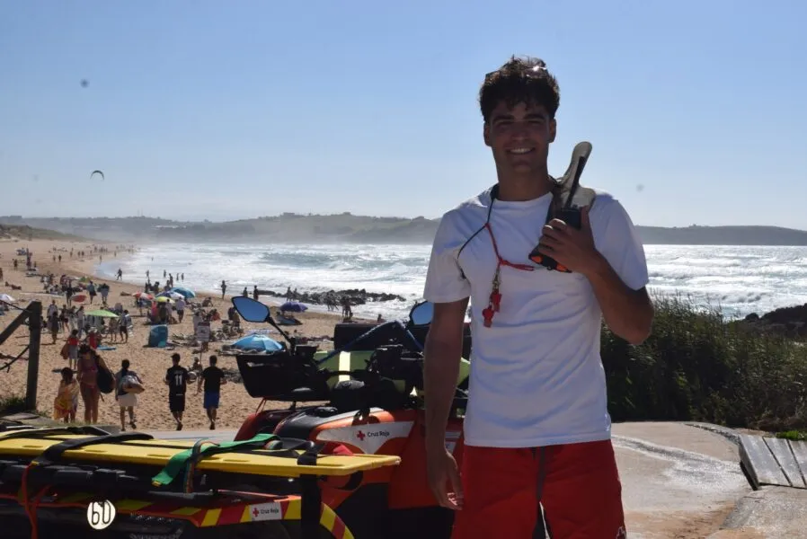 Noticias de Cantabria | El Cántabro | Miguel Flor, socorrista en la playa de Valdearenas: “cuando conoces el mar y sabes leer la playa el riesgo que asumes es relativamente bajo”