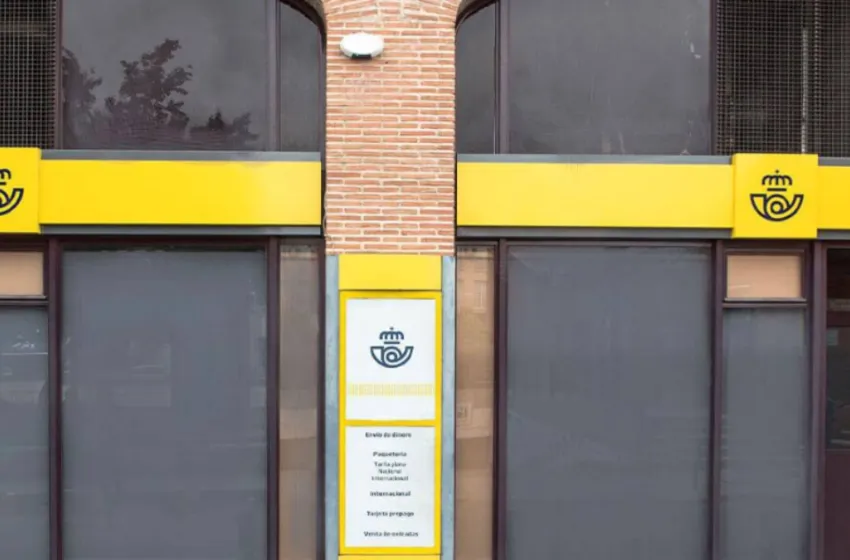 Noticias de Cantabria | El Cántabro | La oficina de Correos de Santoña elimina barreras arquitectónicas con una nueva rampa de acceso