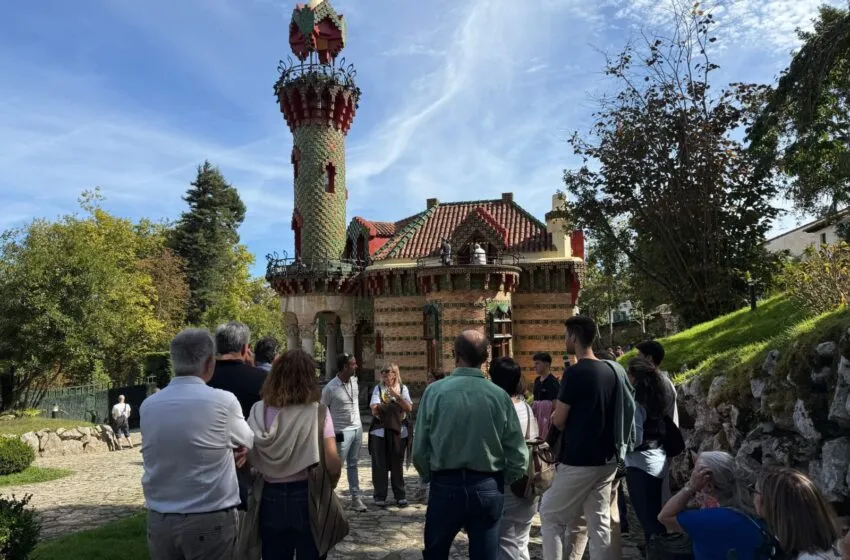 Un grupo de turistas ante el Capricho de Gaudí en Comillas. FOTO: Archivo/CANTUR