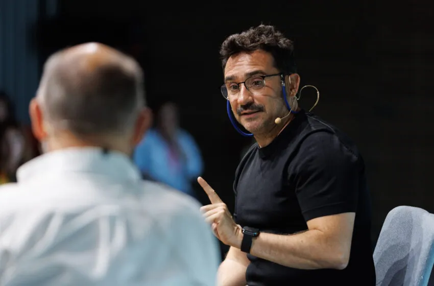  Juan Antonio Bayona reivindica en Santander el poder del cine para cambiar el mundo