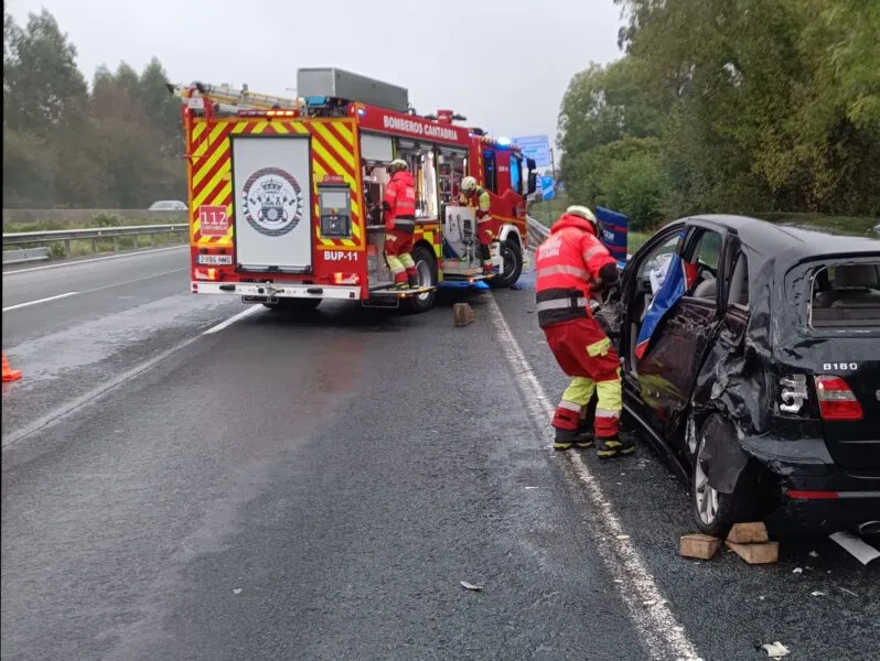 Noticias de Cantabria | El Cántabro | Herido un conductor tras ser alcanzado por un camión cuando estaba averiado en la A-8 en Hazas de Cesto