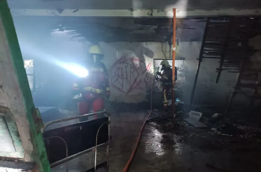  Un incendio calcina una vivienda abandonada en Laredo y obliga a desplegar 60 metros de manguera