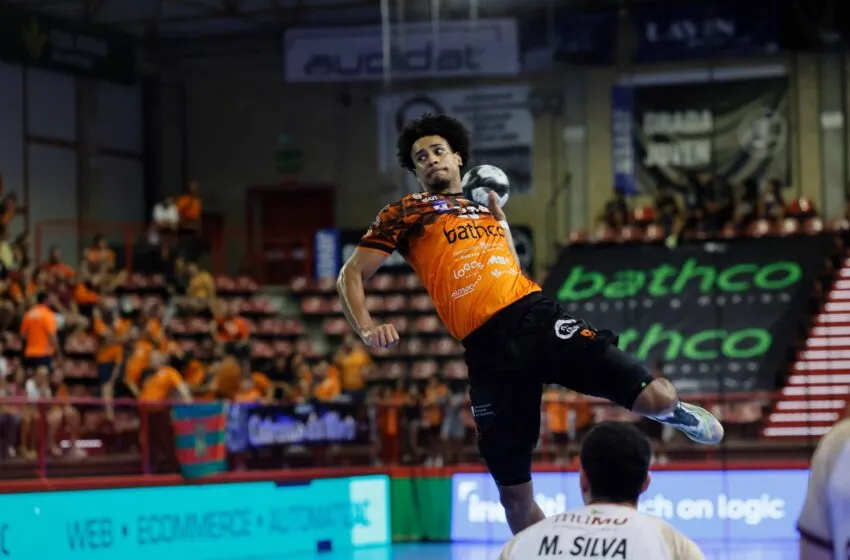 El Bathco BM Torrelavega arrolla al Nava y estrena su casillero de victorias