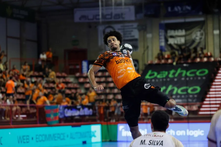 Noticias de Cantabria | El Cántabro | El Bathco BM Torrelavega arrolla al Nava y estrena su casillero de victorias