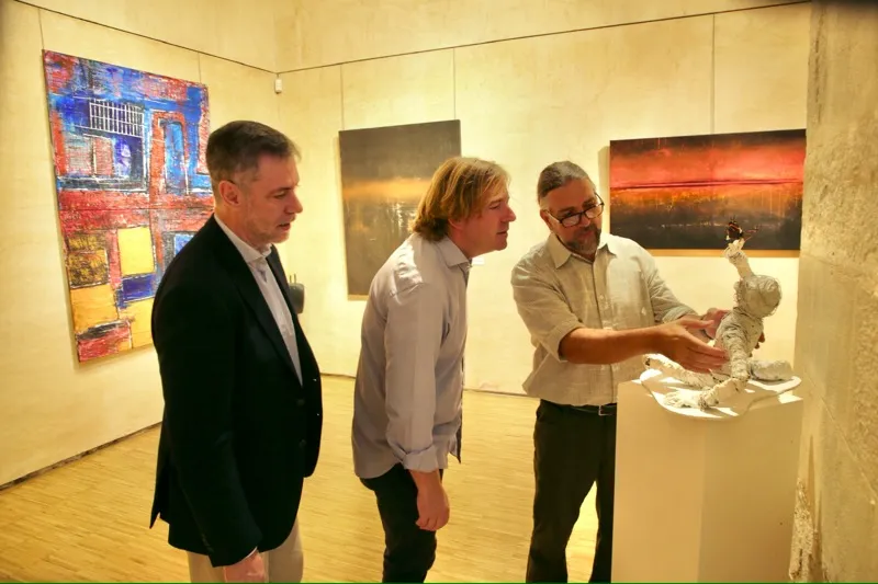El consejero de Cultura, Luis Martínez Abad, acompañado del alcalde de Reocín, Pablo Diestro, visita la muestra (FOTO: Nacho Romero)