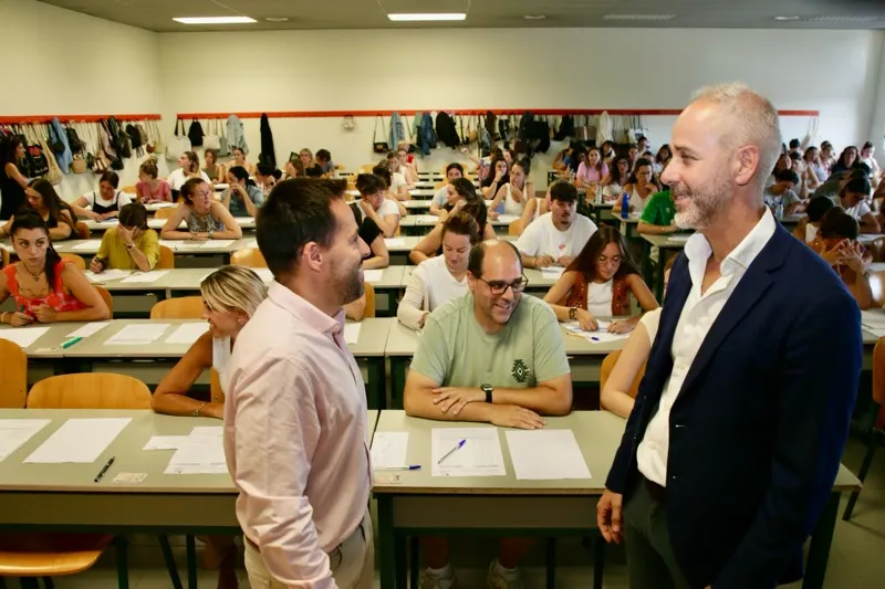 El consejero de Educación, Sergio Silva, acompañado del director de la Sociedad Regional de Educación, Alfonso Santibañez, al comienzo de la prueba (FOTO: Nacho Romero)