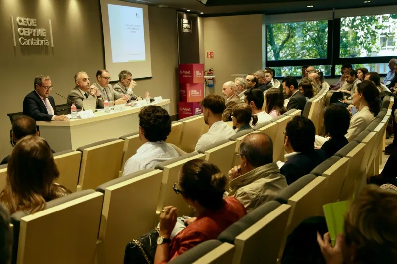 El consejero ha explicado al sector empresarial los principales beneficios de la nueva normativa. (Foto: Nacho Romero)