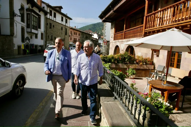 El consejero y el alcalde de Potes han paseado esta mañana por un tramo de esta via autonomica a su paso por el nucleo urbano (Foto: Nacho Romero)